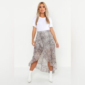 BOOHOO PLUS SNAKE PRINT RUFFLE SKIRT!